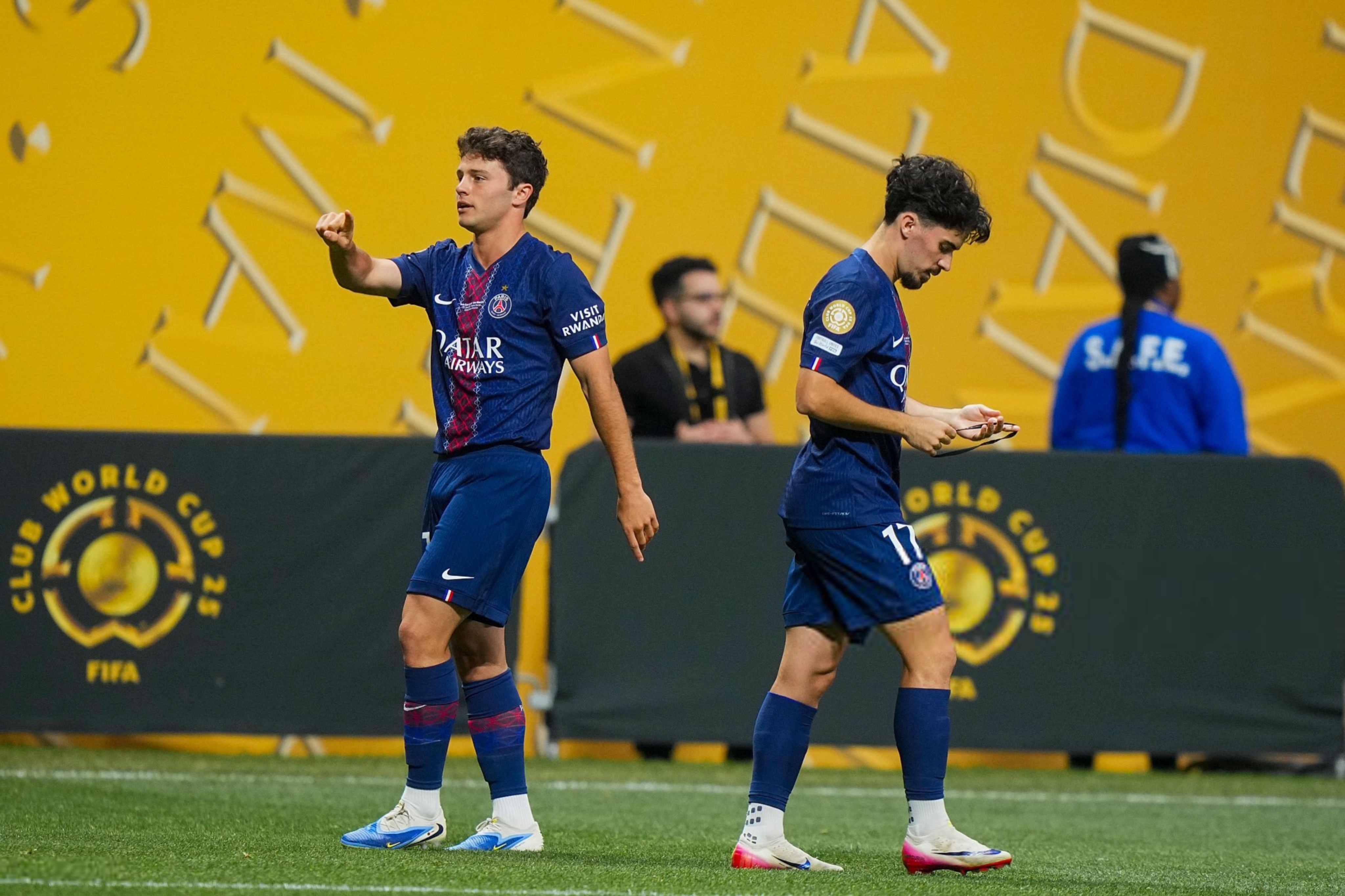 巴黎圣日耳曼轻取对手，小组领先无可争议(巴黎圣日耳曼v)